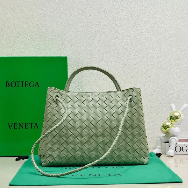 The 2023 new Andiamo batch of 2260 BV has been shipped‼ ️Really popular🔥The new Andiamo woven handbag launched by Bottega Veneta this season is really popular all over the world! ! Celebrities at home and abroad have worn it, and Oscar-winning actress Michelle Yeoh has taken it out on the street. Song Jia, Trai Yara, Yu Feihong, Sanji Ayaka, Rosie Hunting-Whiteley, Yoshioka Riho, etc. have all picked up this bag. It is classic and versatile, showing off its temperament, and the bag capacity is also large, which is very convenient for daily commuting! ! A variety of carrying methods, the shoulder straps can be adjusted by yourself, the original lambskin feels soft and delicate, and the unisex style breaks gender boundaries and brings a more practical and longer-lasting use experience. Andiamo, which has both elegant and casual styles, perfectly interprets the true appearance of "fashionable old money style". Style number: 8463 Size: 32*24*12